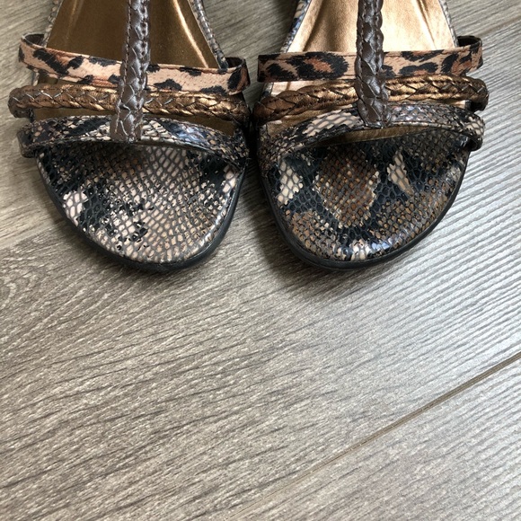 Apostrophe Sandals - Picture 8 of 8